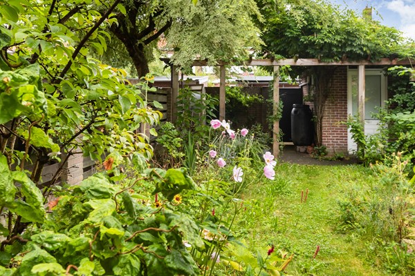 Foto - Te koop: Sfeervolle tussenwoning met groene oase!
